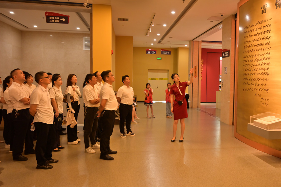 公司赴雷鋒紀(jì)念館開展 黨性教育實踐活動